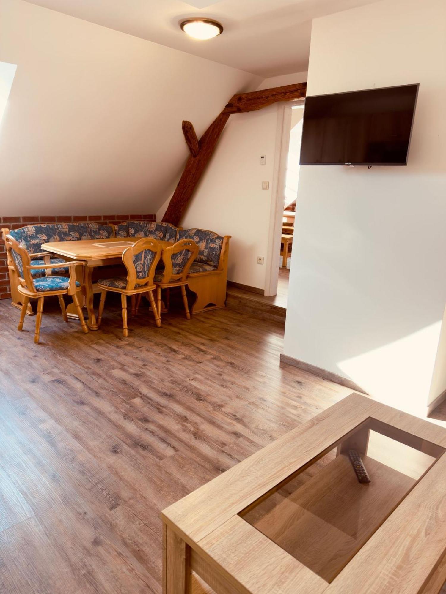 Penzion, Restaurace Jaro Věšín Brdy Rozmital pod Tremsinem Exterior foto