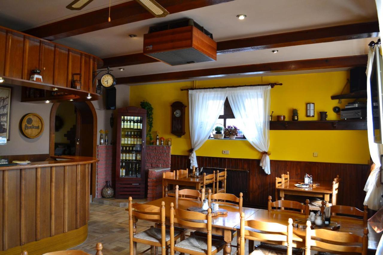 Penzion, Restaurace Jaro Věšín Brdy Rozmital pod Tremsinem Exterior foto