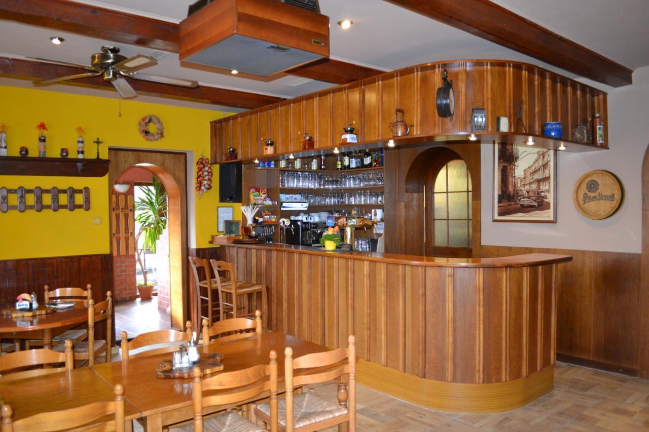 Penzion, Restaurace Jaro Věšín Brdy Rozmital pod Tremsinem Exterior foto